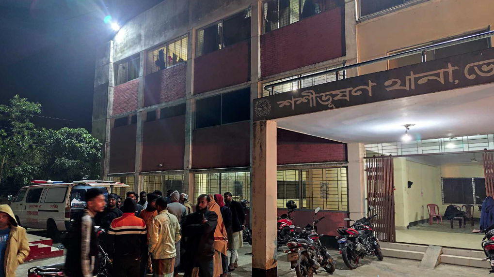 স্বামীকে ভিডিও কলে রেখে ফাঁস নিলেন মিতু
