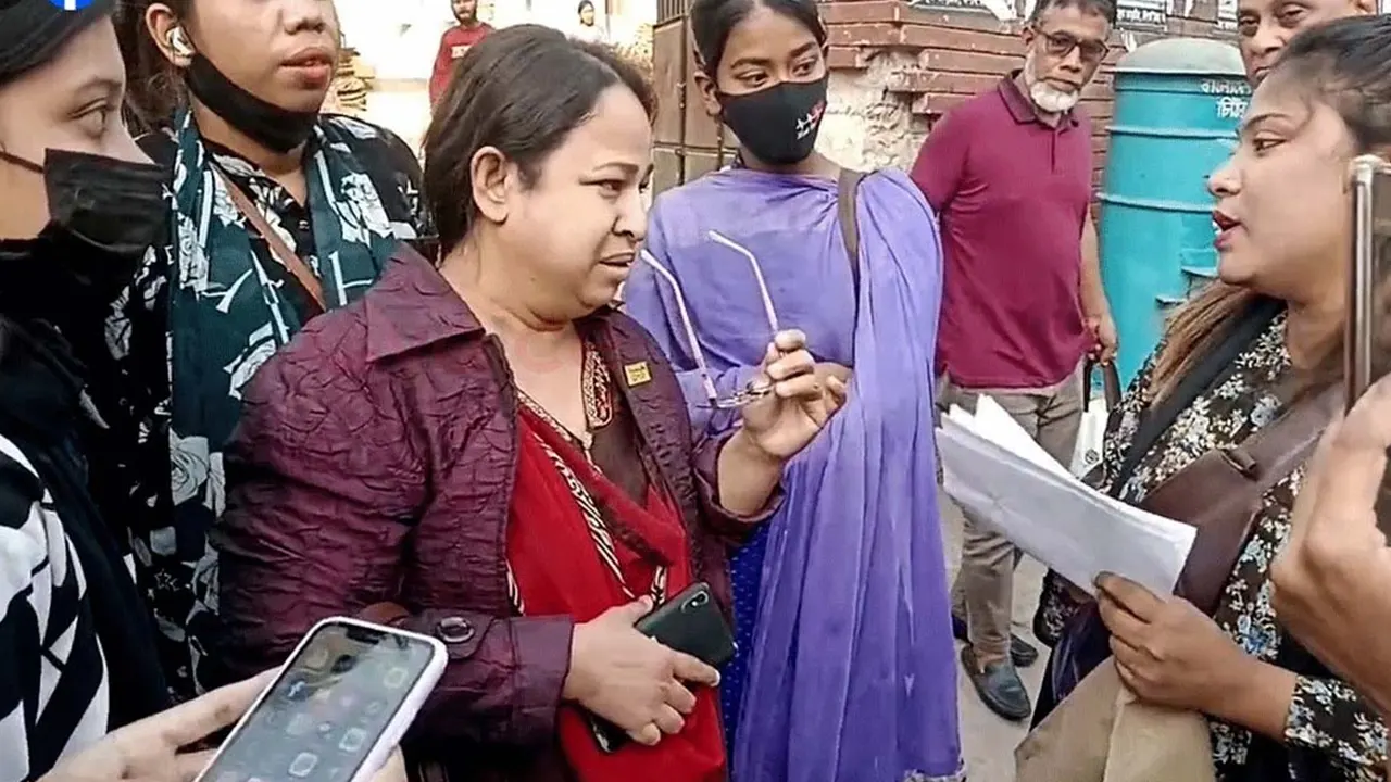 নারীরাই ধরিয়ে দিলেন নেত্রীকে, অতঃপর…