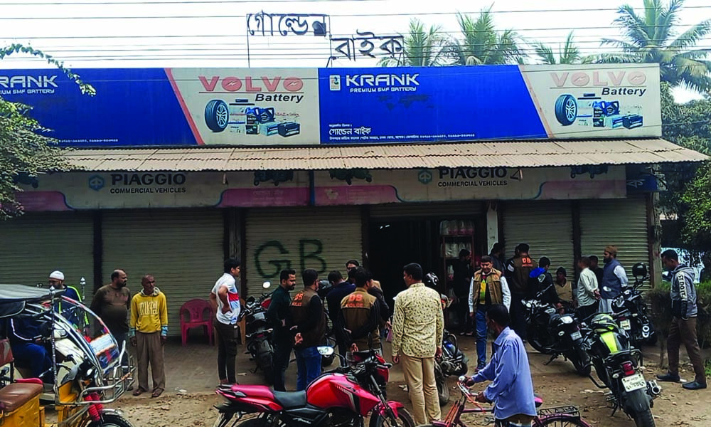 যশোরে ইজিবাইকের শোরুমে ডাকাতি : পুলিশের ৪ সদস্য বদলি