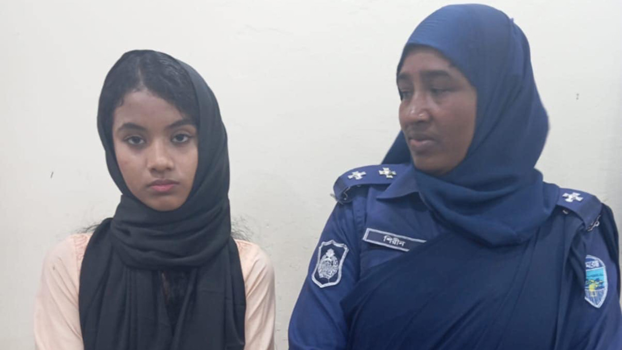 ছাত্রলীগ কর্মীকে পুলিশে দিলেন বৈষম্যবিরোধী শিক্ষার্থীরা