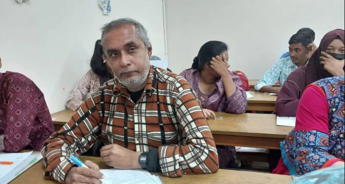 ৫০ বছর বয়সে জবির ভর্তি পরীক্ষায় অংশ নেন তাওহিদুর