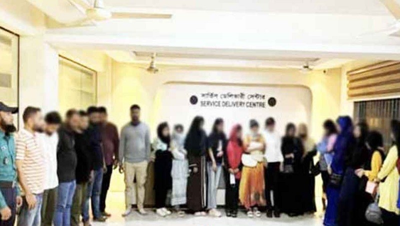 গভীর রাতে ‘কাপল ড্যান্স’ পার্টি থেকে আ ট ক ২৫