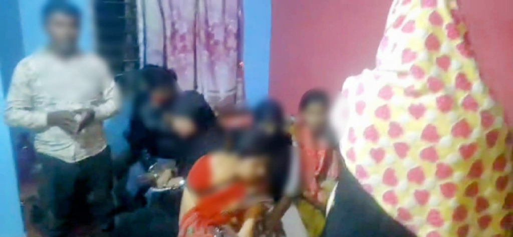 আবাসিক হোটেল থেকে নারীসহ ১৬ জন আটক