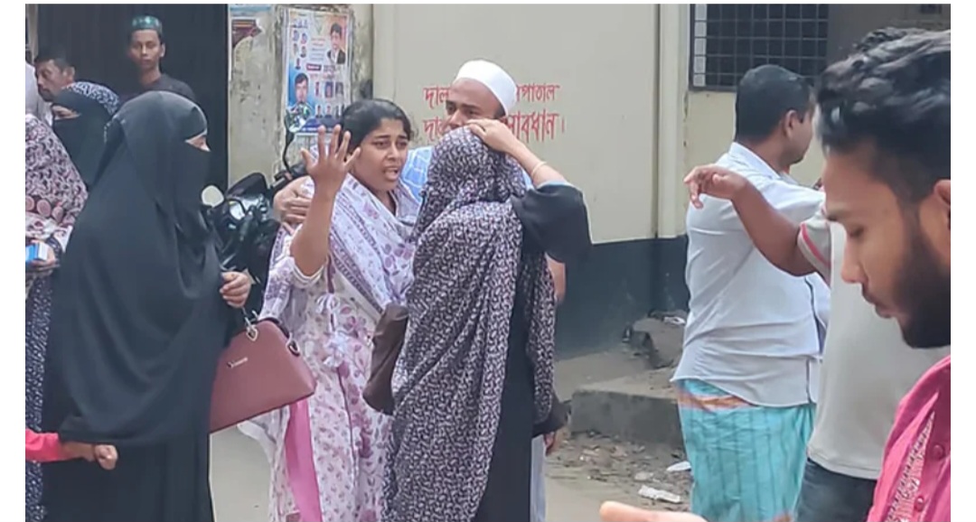 হামলা-ভাঙচুরে বাধা দেয়ায় গৃহবধূকে গুলি করে হত্যা