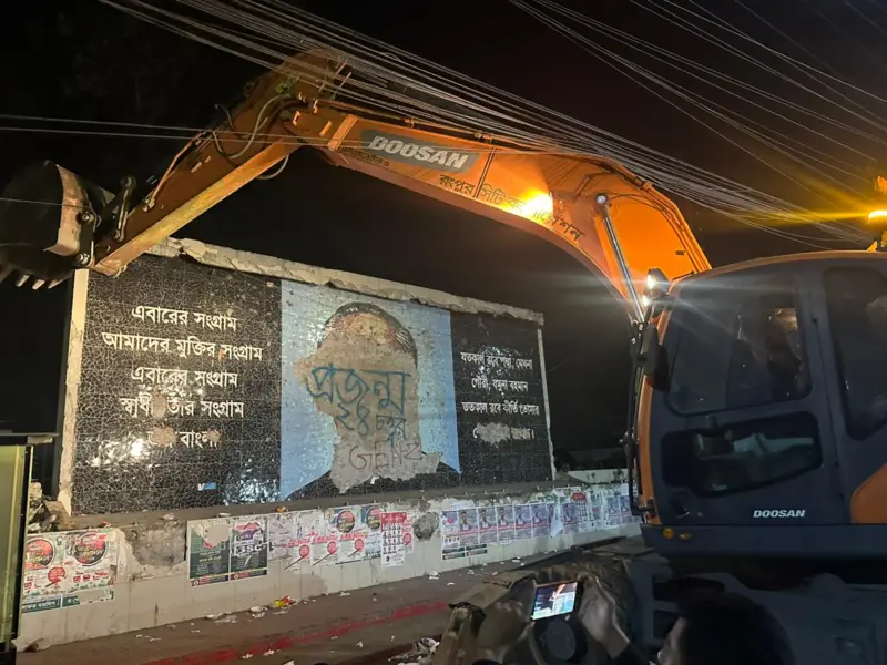 ৩৪ মিনিট আগেভবন ভাঙতে বুলডোজার কোথা থেকে এলো- এ নিয়ে প্রশ্ন