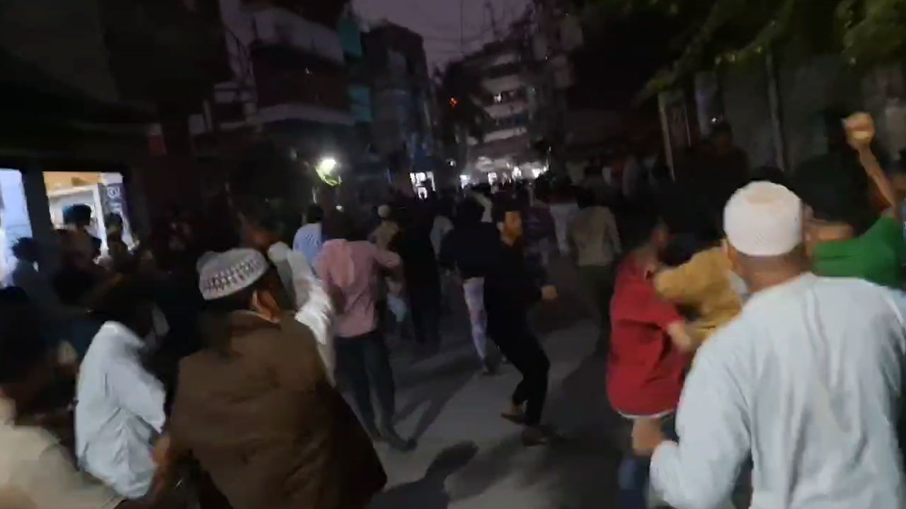 সাভারে চেয়ারম্যানের বাড়িতে ভাঙচুর, স্থানীয়দের ধাওয়ায় ৩ ছাত্র আহত