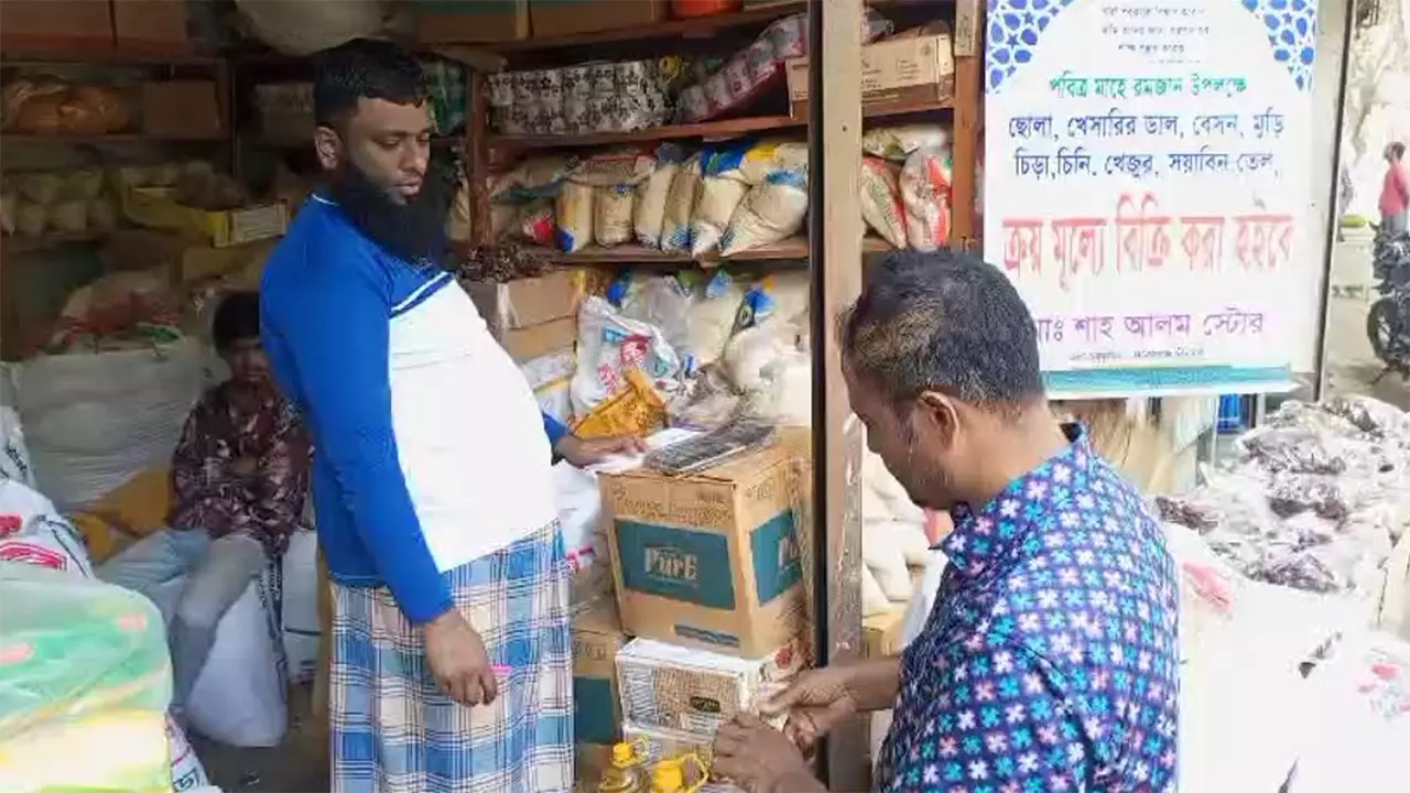 ইফতারের ৮ পণ্য বিনালাভে বিক্রি করছেন শাহ আলম