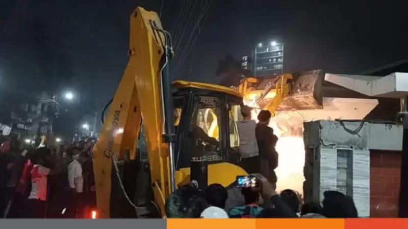 এবার বুলডোজার দিয়ে গুঁড়িয়ে দেওয়া হলো হাসনাত আব্দুল্লাহর বাড়ি