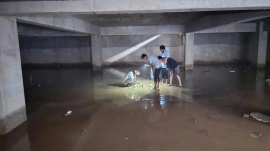 ৩২ নম্বরে বেজমেন্টের পানি অপসারণ, কী পাওয়া গেলো