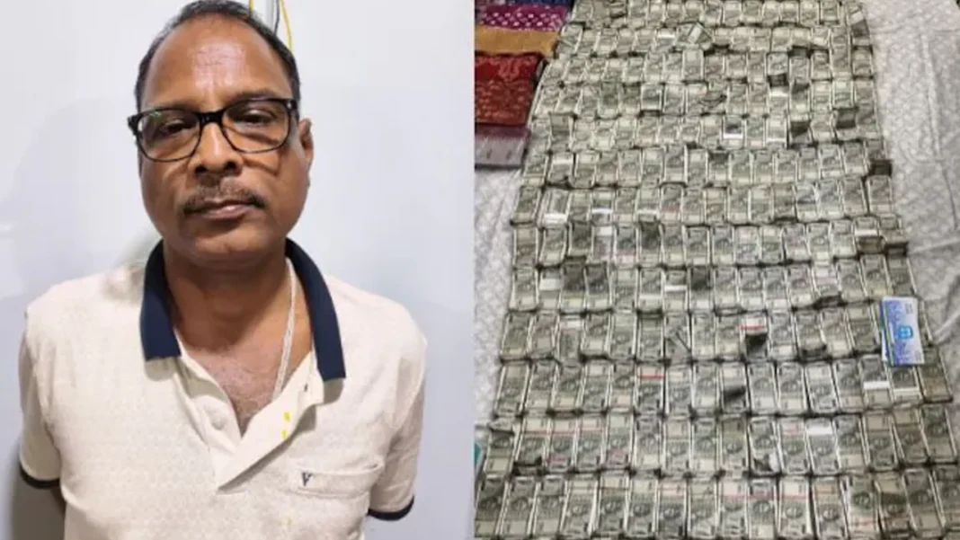 ভয়ে জানালা দিয়ে কাঁড়ি কাঁড়ি টাকা ফেলে দিলেন সরকারি কর্মকর্তা