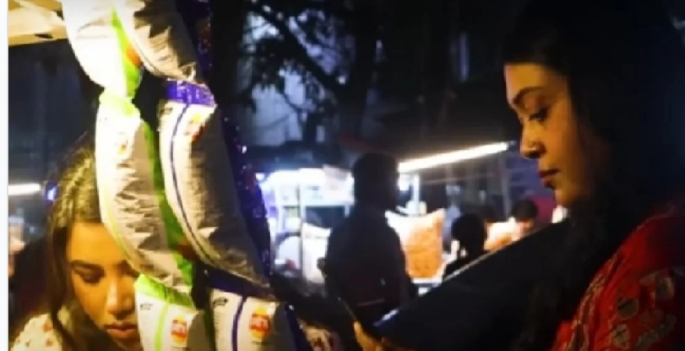 প্রতি রাতে গুলশানে আসে সেই প্রাইভেটকার, এরপরই বাড়ে ভিড়